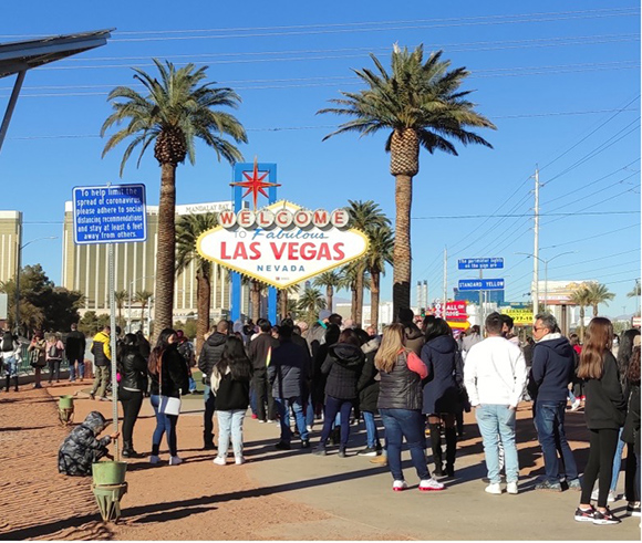 Gente amontonada, en 2022, esperando para fotografiar el famoso cartel de «Bienvenido a las Vegas», convertido en un icono y punto de referencia en dicha ciudad Fuente: García Carrizo Publicidad exterior: Gente amontonada, en 2022, esperando para fotografiar el famoso cartel de «Bienvenido a las Vegas», convertido en un icono y punto de referencia en dicha ciudad.
Fuente: García Carrizo